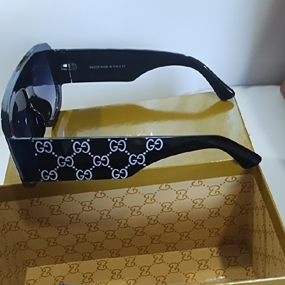 Gucci Black Sunglasses with Gold Case - Picture 4 of 10